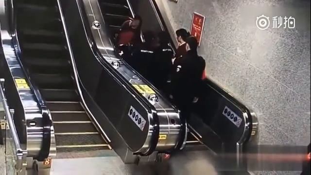 Escalator Strikes Again/Эскалатор снова наносит удар