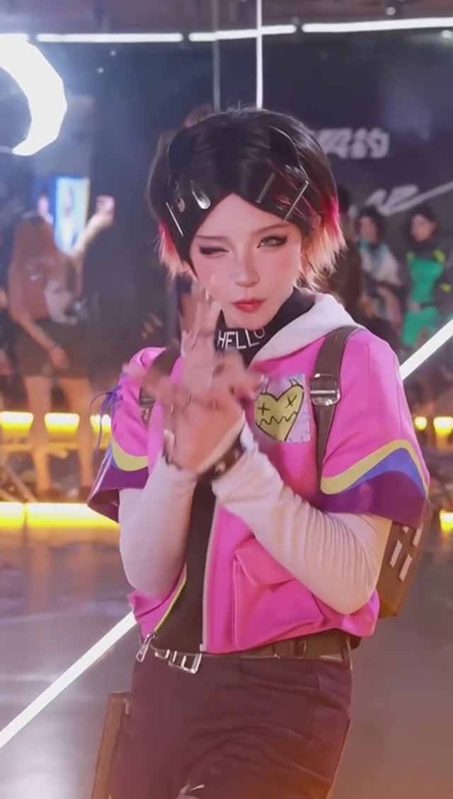 Милая девушка косплей танцы, валорант смотреть онлайн