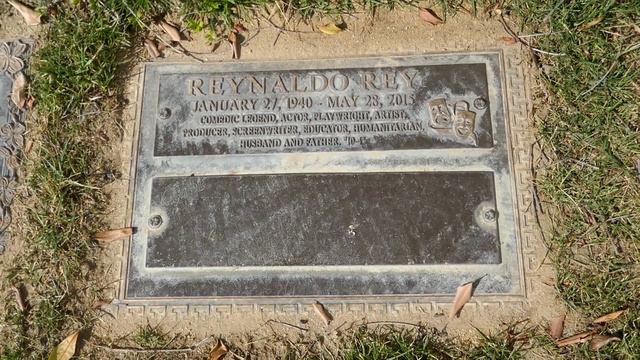 Actor Comedian Reynaldo Rey Grave Forest Lawn Hollywood Hills LA California USA 2022 смотреть онлайн