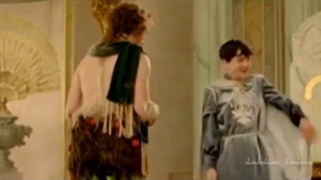 Skandar Keynes - Move Your Feet смотреть онлайн