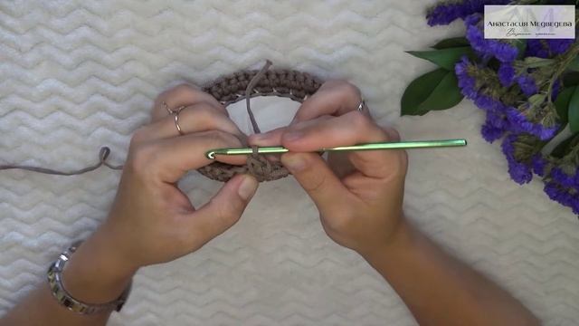 КОРЗИНКА-шкатулка крючком ИЗ полиэфирного ШНУРА с деревянным ДНОМ и узором "Диагональная галочка" смотреть онлайн