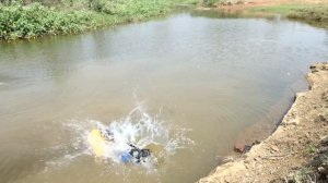 Машинки прыгают в пруд с трамплина