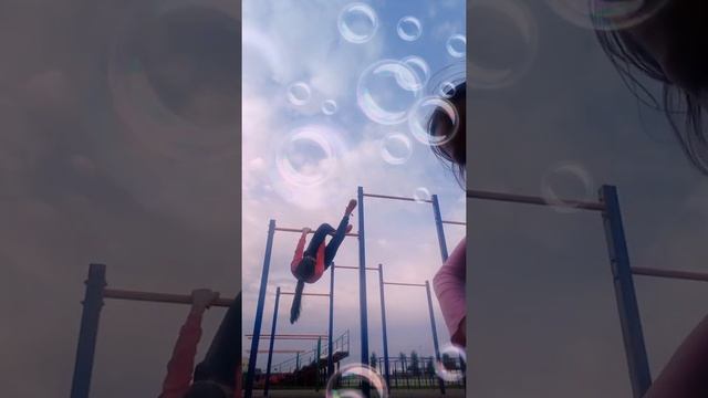 Делаю кувырок на турнике ⛓️⛓️⛓️ смотреть онлайн