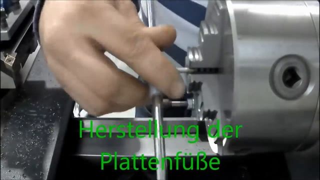 шахматная доска с фигурами из металла