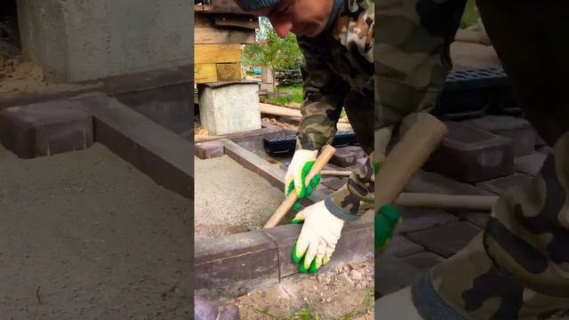 Как красиво поставить лоток #garden #строительство #тротуарнаяплитка #дача смотреть онлайн