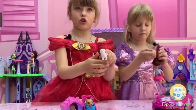 Распаковка кукол Барби. Полина и Вероника в Городе Игрушек смотреть онлайн