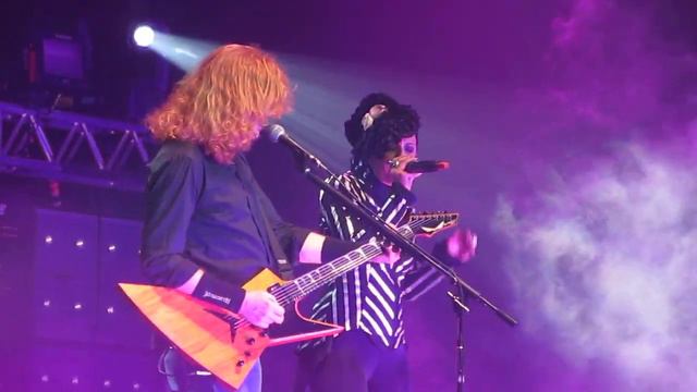 Megadeth - A Tout Le Monde with Cristina Scabbia of Lucana Coil Gigantour Jan 26 2012 (LIVE HD).MOV смотреть онлайн