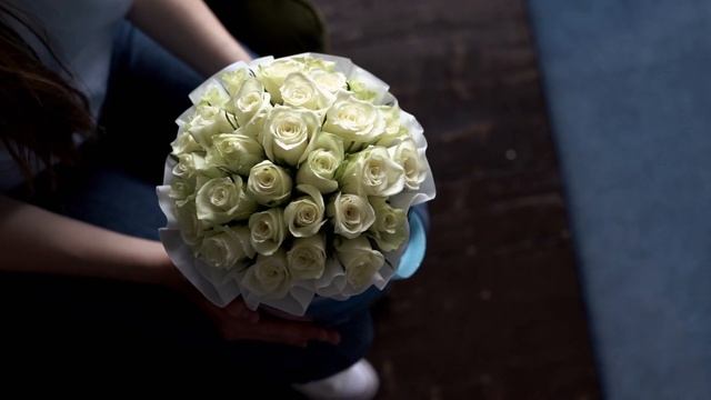 Букет в голубой шляпной коробке Amour Mini из 31 белой розы (Кения) Standart смотреть онлайн