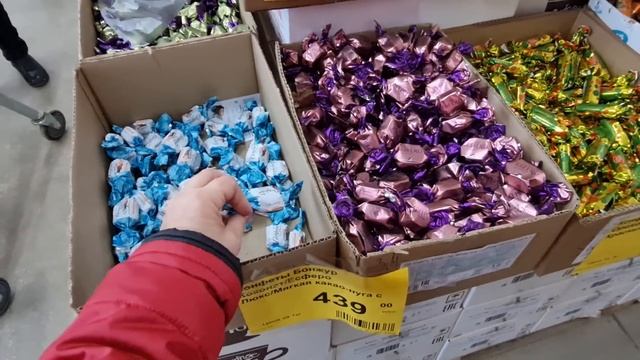 Ого го сколько в ДОБРОЦЕНЕ всего интересного.Колбаса конфеты чай стиральный порошок шампунь и т. д