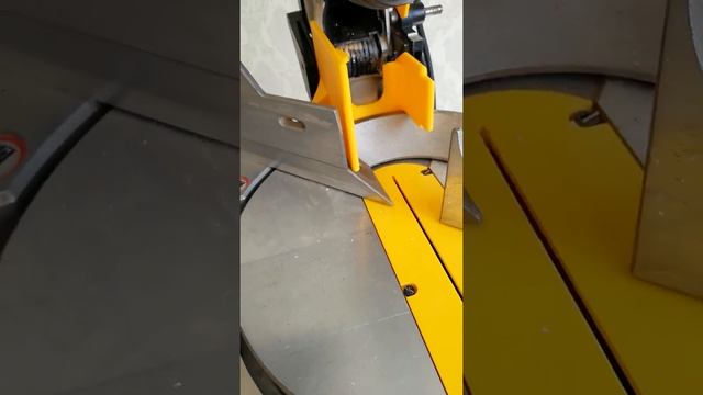 Пылеудаление и нулевой вкладыш для торцевочной пилы Dewalt 713 смотреть онлайн