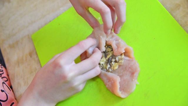 Куриные рулетики с грибами и сыром. Готовим без мамы. смотреть онлайн