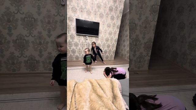 Дети играют и танцуют смотреть онлайн