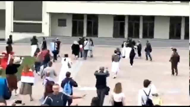 В Минске ОМОН опустил щиты в знак солидарности смотреть онлайн