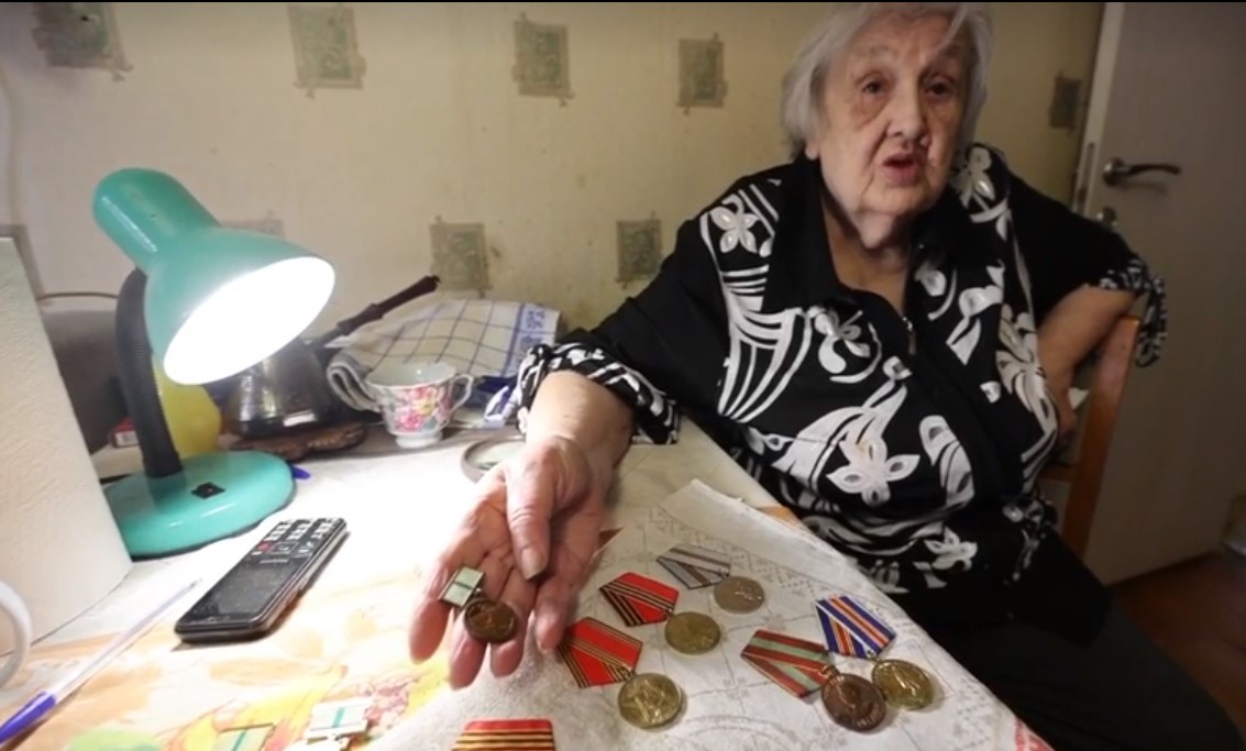 «Перепутал дверь»: сосед украл у пенсионерки медали и антикварный кофейник смотреть онлайн