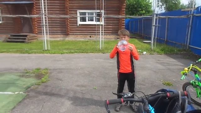 бутылка из под воды вместо футбольного мяча смотреть онлайн