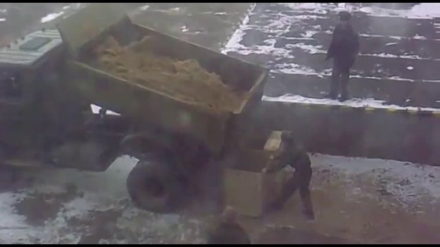 Два солдата из стройбата заменяют экскаватор смотреть онлайн