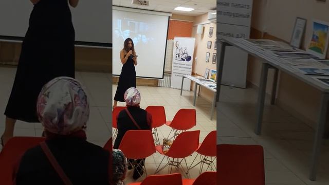 Алёна Волк читает стихотворение В.Маяковского "Послушайте!" смотреть онлайн