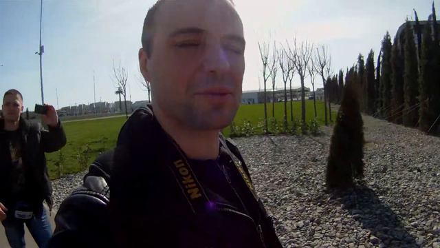 Волонтеры Сочи 2014 идут получать аккредитацию по Олимпийскому парку смотреть онлайн