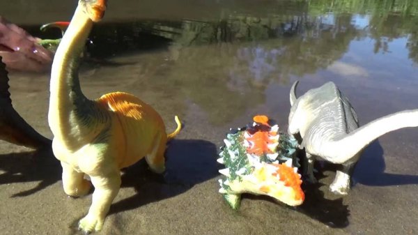 Динозавры.Игрушки динозавры на речке. Играем в воде. Видео. toys Dinosaurs  on the river