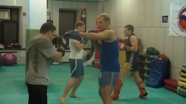 Тренер по тайскому боксу: работа с лапами смотреть онлайн