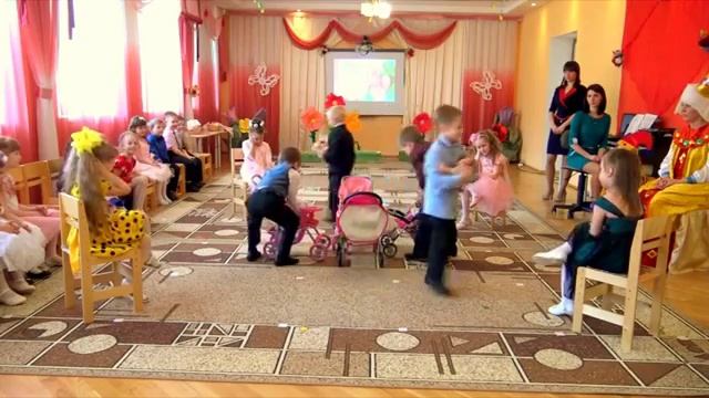 Танец в парах с колясками на 8 марта в детском саду.mp4 смотреть онлайн