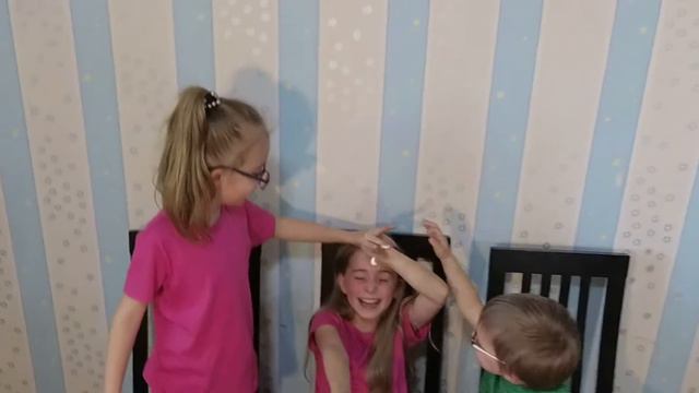 Выбери правильный соус к еде ЧЕЛЛЕНДЖ! Кто же получил соусом в лоб? / Candies Family смотреть онлайн