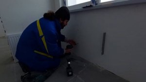 как закрепить радиатор на обшитую гипроком стену.