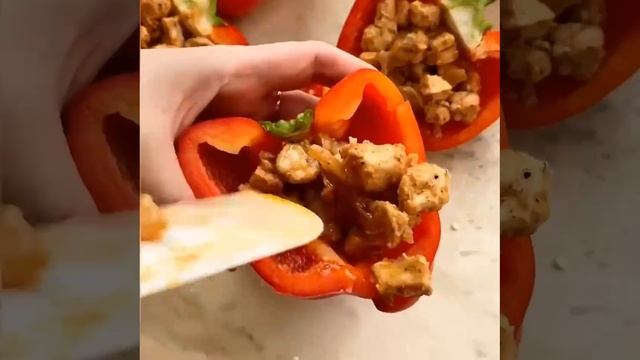Запечённые перцы с курицей и сыром в духовке. Без вреда для фигуры смотреть онлайн