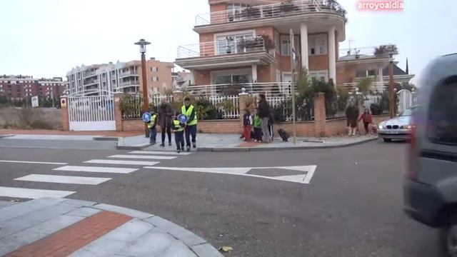 Control del tráfico en el colegio Margarita Salas смотреть онлайн