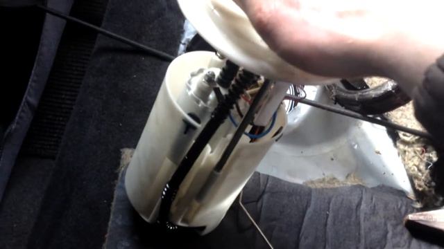 СНИМАЕМ ТОПЛИВНЫЙ МОДУЛЬ PEUGEOT 406 2.0 HDI/ REMOVING THE FUEL MODULE REUGEOT 406 2.0 HDI смотреть онлайн