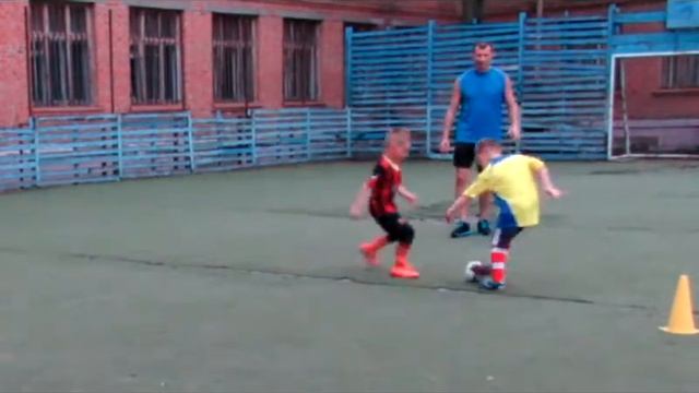 Денис Народицкий (5лет) Игра на тренировке 30.06.16 Использование финта Метьюза. смотреть онлайн