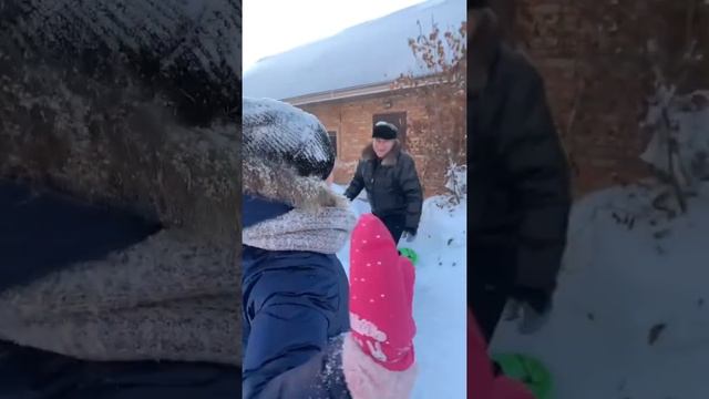 Җәвит Шакиров оныклары белән белән уйный, ял итә. смотреть онлайн