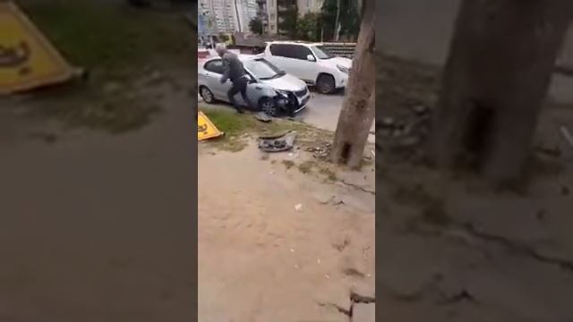 Пьяный дед на Киа Рио въехал в столб смотреть онлайн