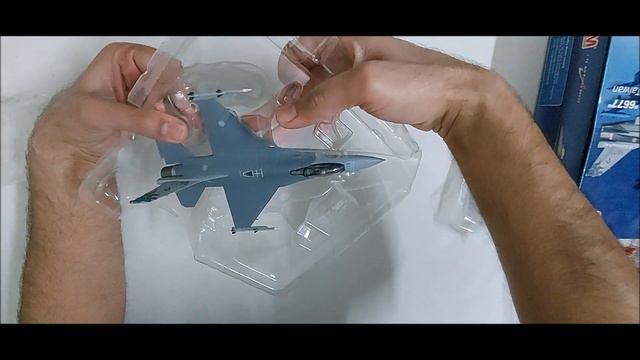 Hobby Master 1/72 diecast F16-A Taiwan Air Force Unboxing смотреть онлайн