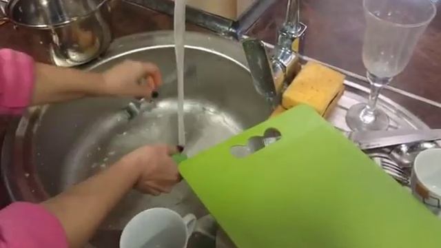 Как помыть жирную посуду без моющих средств. Только вода и салфетка Greenway смотреть онлайн