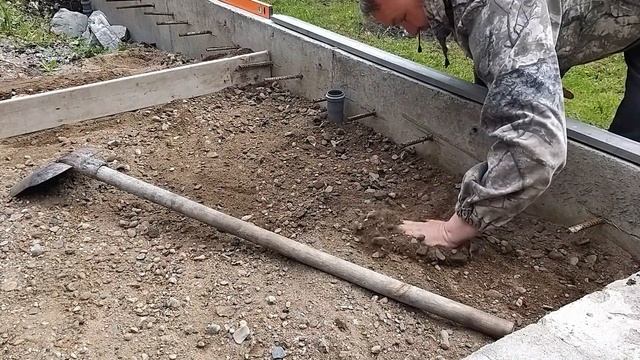 ?Продолжение проекта! выравнивание участка возле дома. Монтаж ливневки, подготовка к заливке. ? смотреть онлайн