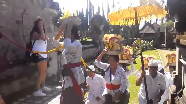 Traditional Ceremony at Pura Ulun Danu Beratan, Bali style смотреть онлайн