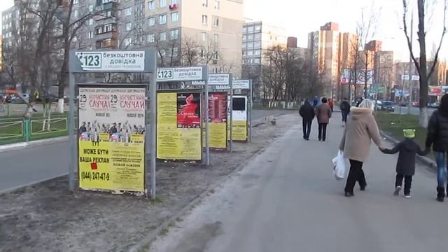 УКРАИНА, Киев: Праздник 8е Марта на Оболони, Народ Гуляет смотреть онлайн