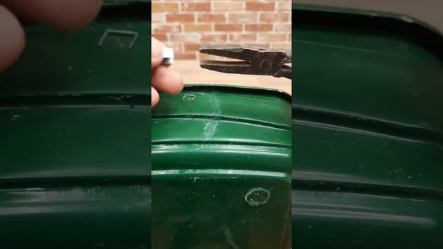 Как отремонтировать трещину на пластике паяльником и скобами от канцелярского степлера #Shorts смотреть онлайн