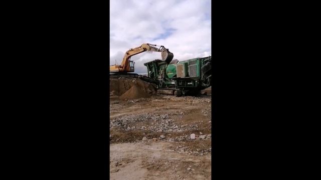 Переработка строительных отходов/Дробильно-сортировочный комплекс McCloskey/Вторичный щебень смотреть онлайн