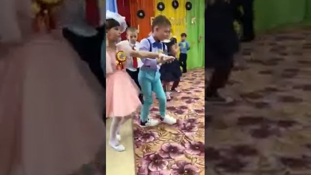 Вальс выпускников подготовительной группы "Почемучки" (МДОУ детский сад "Тополек" с.Казачинское) смотреть онлайн