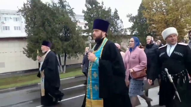 В Тихорецке сотни людей присоединились к крестному ходу смотреть онлайн