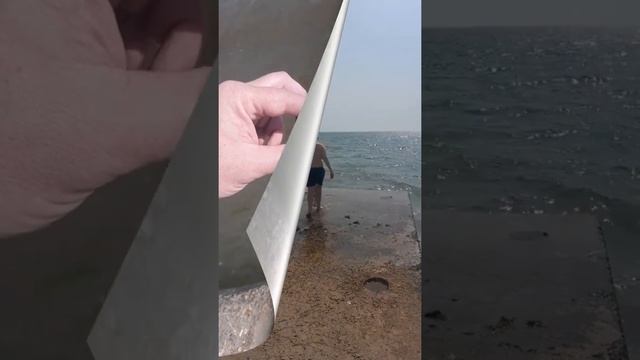 Конец мая 2023. Температура воды в море в Крыму. Севастополь, Орловский пляж смотреть онлайн
