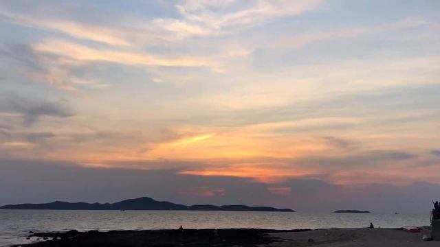 Паттайя 2020 , Пратамнак ,пляж Пратамнак , красивый закат . 3.05.2020 Часть 2/2 смотреть онлайн