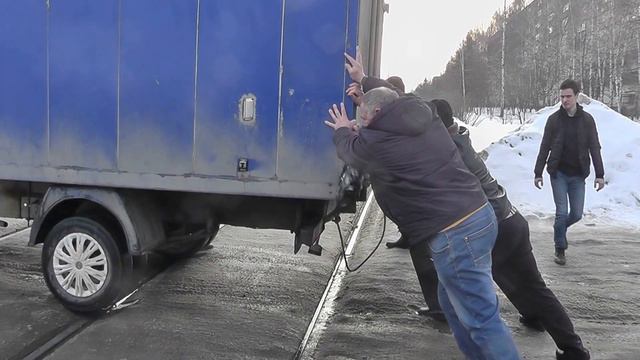 01.03.2017 Толкачи )) На трамвайных путях застряла машина 05406 смотреть онлайн