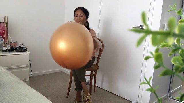 Giant Gold Balloon ? Blowing Up a 36" (90cm) Balloon!! смотреть онлайн