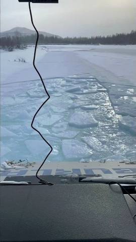 Немного застряли в наледи на Якутской реке смотреть онлайн