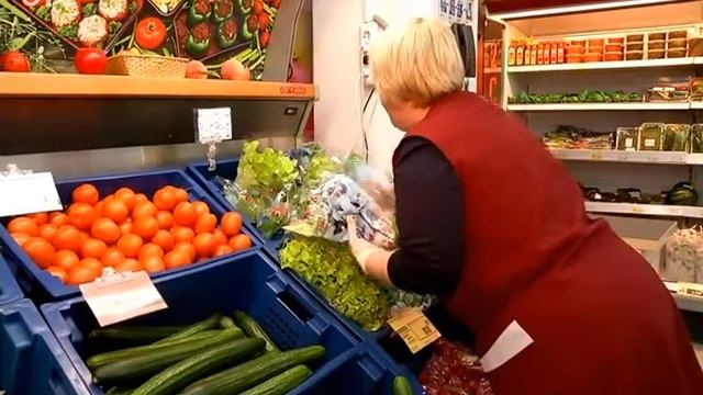 Крупные торговые сети приняли решение заморозить цены на социально значимые продукты смотреть онлайн