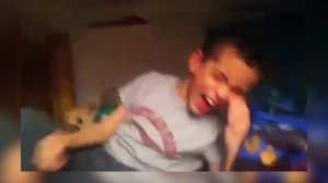 Школьник психует из-за подарка