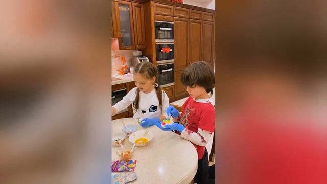 Дети Филиппа Киркорова готовят пасхальные куличи, 17.04.2020 смотреть онлайн